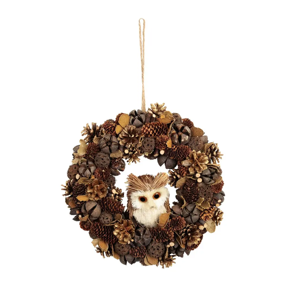 Vytvorte si vianočnú atmosféru s jedinečným adventným vencom MagicHome. Tento prírodný veniec v hnedých tónoch s rozmermi 30x8 cm je ozdobený roztomilou sovou