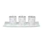 Pridajte do svojho domova elegantný a vianočný nádych so svietnikom MagicHome. Tento krásny biely svietnik je umiestnený na štýlovom podnose s rozmermi 26x12x7 cm