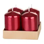 Oživte svoju vianočnú výzdobu s adventnými sviečkami MagicHome! Tieto elegantné valcové sviečky s rozmermi 4x6 cm sú v nádhernej červenej farbe s jemným metalickým efektom