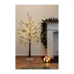 ktorý prináša atmosféru a teplo počas všetkých ročných období. Tento elegantný stromček je vybavený 48 teplými bielymi LED svetlami