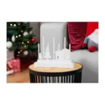 5x18 cm je vyrobený z kvalitného MDF a je osvetlený 7 LED žiarovkami v príjemnej teplej bielej farbe. Napájaný dvoma batériami typu AA (nie sú súčasťou balenia)