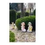 ktorý prinesie do vášho domova jarnú pohodu a vidiecky šarm. Detailne spracované postavičky dievčatka a kohúta vytvárajú veselú a útulnú atmosféru