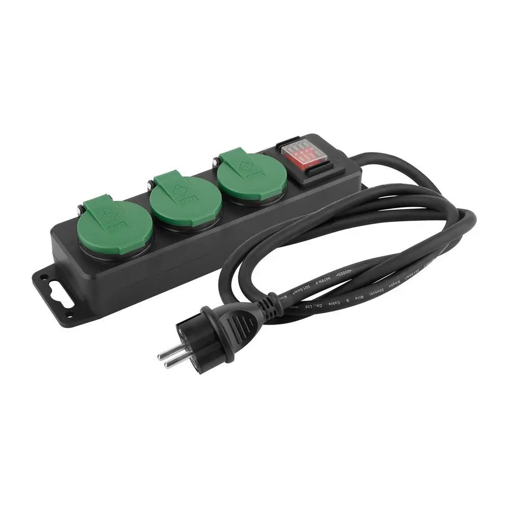 Predlžovací kábel FS0701 v čiernej farbe zabezpečí prívod elektrickej energie až do dĺžky 3 metre. Vhodný do exteriéru vďaka triede ochrany IP44. Vďaka 3 zásuvkám s krytom umožňuje pripojenie viacero zariadení naraz. Disponuje vypínačom ON/OFF. Praktické uško na zavesenie kdekoľvek potrebujete. Maximálna záťaž: 16 A. Priemer vodiča: 1