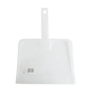 Lopatka ICS M62000 je spoľahlivý nástroj pre rýchle a efektívne upratovanie smetia. S jeho ergonomickou rukoväťou a odolným materiálom je lopatka ideálna pre domáce aj komerčné použitie. Urobte si upratovanie ľahším s touto kvalitnou lopatkou na smetie.