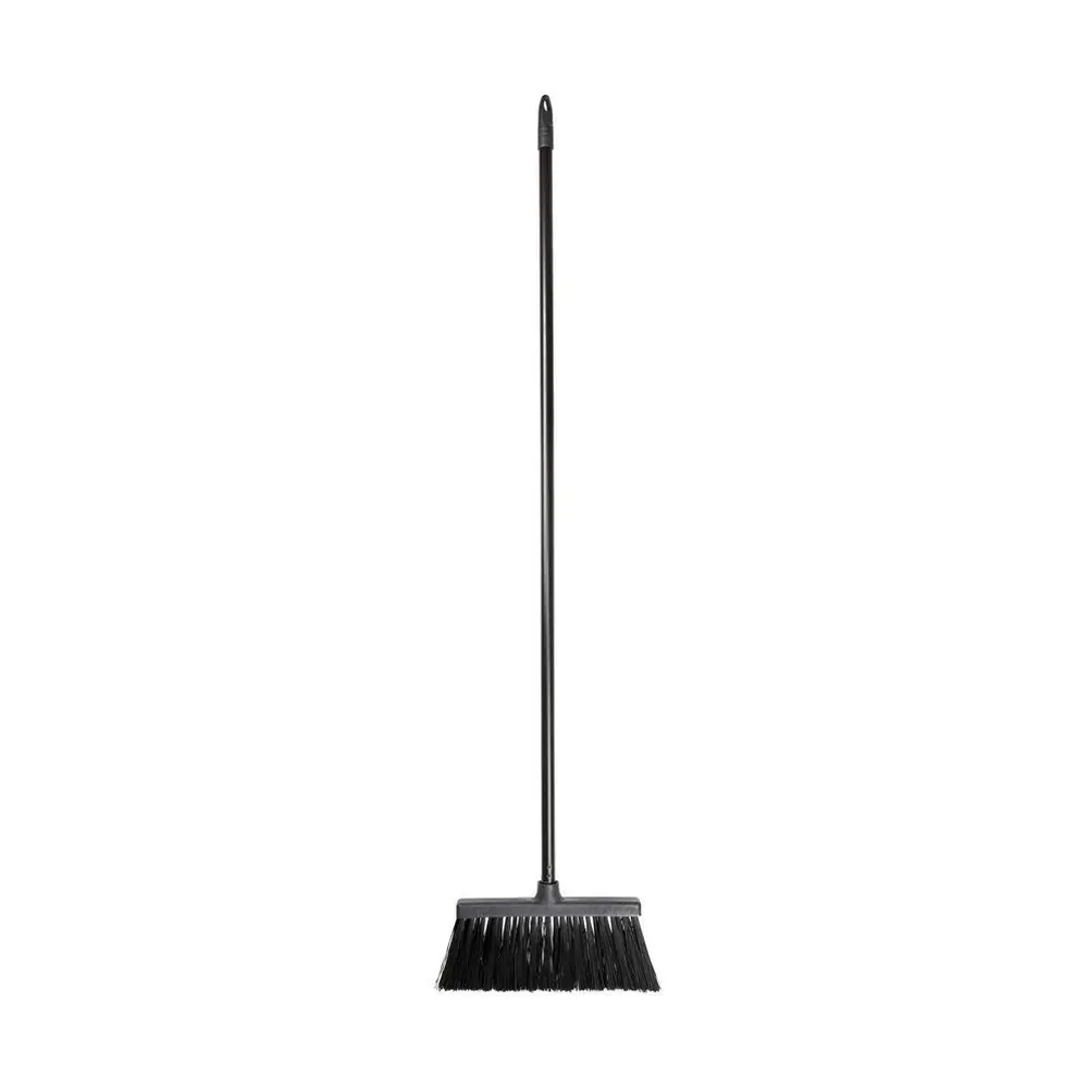 Univerzálna metla GECO s plastovou násadou dlhou 120 cm. Šírka zametacej časti je 28 cm.