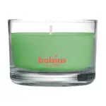 Nechajte vôňu zeleného čaju stimulovať vaše zmysly a osviežiť vás svojou ľahkosťou. Stačí zapáliť sviečku v pohári zo série True Scents a dopriať si blažené chvíle relaxu v spoločnosti nádhernej vonnej sviečky. Ucítite v nej kyslastú arómu lístkov zeleného čaju