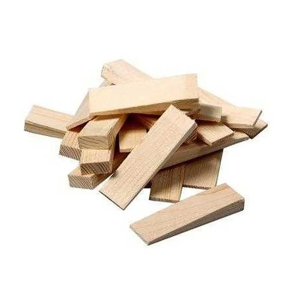 Drevené klinky s rozmermi 55 x 20 x 6 mm sú nenahraditeľní pomocníci pri montáži okien a dverí! Používajú sa najmä na vyrovnanie rámov okien a dverí v otvore a to vo všetkých osiach ale aj na dočasnú fixáciu montovaných prvkov okien a dverí. Klinky je možné použiť aj pri ďalších remeselníckych prácach.