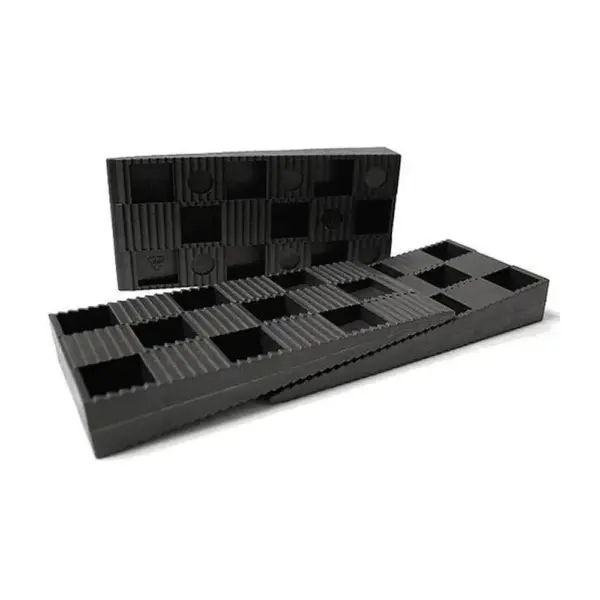 Plastové klinky s rozmermi 14 x 43 x 95  mm sú nenahraditeľní pomocníci pri montáži okien a dverí! Používajú sa najmä na vyrovnanie rámov okien a dverí v otvore a to vo všetkých osiach ale aj na dočasnú fixáciu montovaných prvkov okien a dverí. Klinky je možné použiť aj pri ďalších remeselníckych prácach.