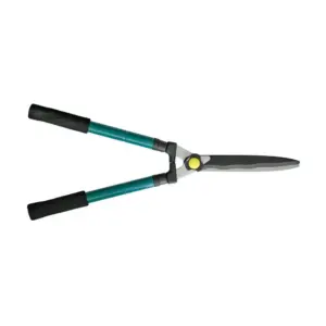Nožnice Strend Pro sú určené na strihanie živého plotu. Ostré čepele s vlnitou čepeľou pre zamedzenie vyskakovania konárov. Rúčky sú ergonomicky tvarované a protišmykové pre väčší komfort pri strihaní. Dĺžku nožníc si môžete nastaviť teleskopickými rúčkami od 66-84 cm.