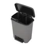 Recyklačný odpadkový kôš Compatta šedý na vrecia na odpad 11+11 litrov. Viacúčelové použitie doma alebo v kancelárii. K jeho obľúbenosti prispievajú protišmykové nožičky a jednoduché čistenie vnútorných nádob. Vnútorné nádoby majú rukoväte na jednoduchú manipuláciu.
