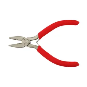 Kliešte kombinované Strend Pro by nemali chýbať vo vašej dielni. Slúžia na uchopenie plochého a kruhového materiálu s ergonomickými rúčkami a protišmykovým vrúbkovaním. Majú široké využitie v každej dielni či v domácnosti. Dlhá životnosť. Dĺžka: 115 mm.