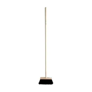 Metla Geco Indust Black WH je spoľahlivý nástroj pre profesionálne čistenie v priemyselných prostrediach. S dĺžkou 240 mm a násadou 1200 mm je ideálna pre efektívne odstránenie nečistôt a odpadkov. S touto metlou budete mať čistotu vo svojom podniku vždy pod kontrolou.