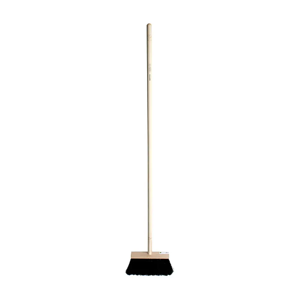Metla Geco Indust Black WH je spoľahlivý nástroj pre profesionálne čistenie v priemyselných prostrediach. S dĺžkou 240 mm a násadou 1200 mm je ideálna pre efektívne odstránenie nečistôt a odpadkov. S touto metlou budete mať čistotu vo svojom podniku vždy pod kontrolou.