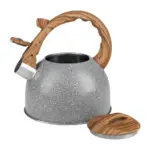 Tento štýlový čajník v šedej farbe s objemom 2500 ml je ideálny pre každodenné použitie. S pískacou funkciou a moderným dizajnom s imitáciou dreva na rúčke a veku sa stane nielen praktickým