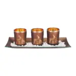 Pridajte do svojho domova elegantný a vianočný nádych so svietnikom MagicHome. Tento krásny svietnik medenej farby je umiestnený na štýlovom podnose s rozmermi 26x12x7 cm