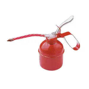 Olejnička Strend Pro OC593 je spoľahlivým pomocníkom pri aplikácii oleja do motorových vozidiel. S jej objemom 300 ml a kovovým dizajnom je ideálna pre presné a jednoduché nanášanie oleja. Nechajte Strend Pro OC593 spraviť prácu za vás a užite si efektívnu údržbu vašich vozidiel.