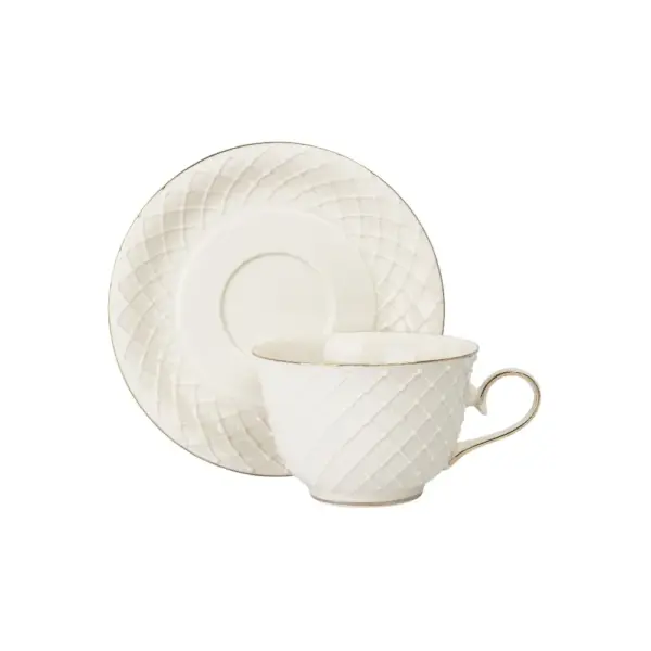<p>Porcelánová sada šiestich šálok s podšálkami v darčekovom balení. Šálky aj tanieriky majú po obvode zlatý pásik.</p>