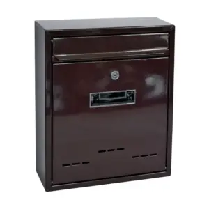 Elegantná poštová schránka v hnedej farbe. Obsahuje časť na letáky. Rozmery: 26x9x31 cm.