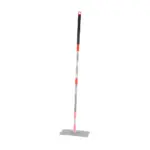 Náhradná násada na mop QuickShine MagicHome je ideálnym pomocníkom pre rýchle a efektívne upratovanie. S jej mäkkými mikrovláknami dokonale zbavíte podlahy nečistôt a škvŕn. Navrhnutá tak