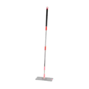 Náhradná násada na mop QuickShine MagicHome je ideálnym pomocníkom pre rýchle a efektívne upratovanie. S jej mäkkými mikrovláknami dokonale zbavíte podlahy nečistôt a škvŕn. Navrhnutá tak
