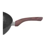 táto panvica je pre Vás ako stvorená. Panvica Wok MagicHome Black Marble Line je vyrobená zo zliatiny hliníka s nepriľnavým povrchom a 3-vrstvovým mramorovým náterom. Má 3 mm indukčné dno