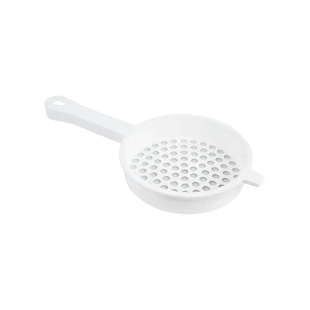 Plastový pevný haluškár s rúčkou a s dierkami o priemere 8mm. Priemer 18cm
